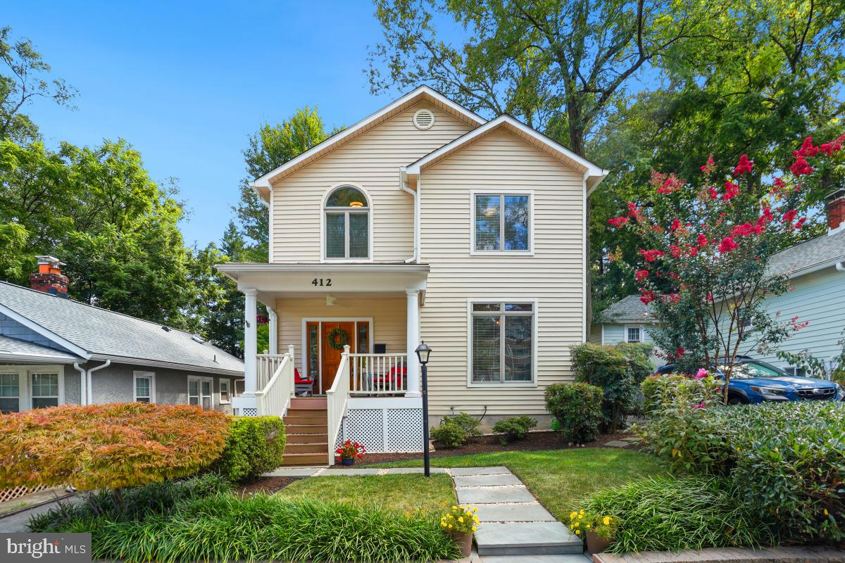 a view of front a house with a yard