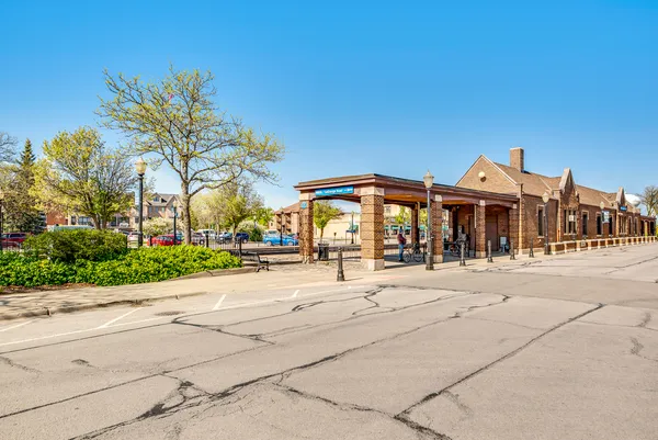 $2,300 | 426 North La Grange Road, Unit 1, La Grange Park, IL 60526