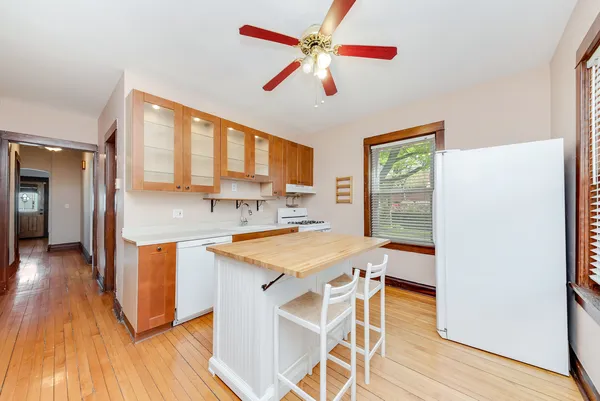 $2,300 | 426 North La Grange Road, Unit 1, La Grange Park, IL 60526