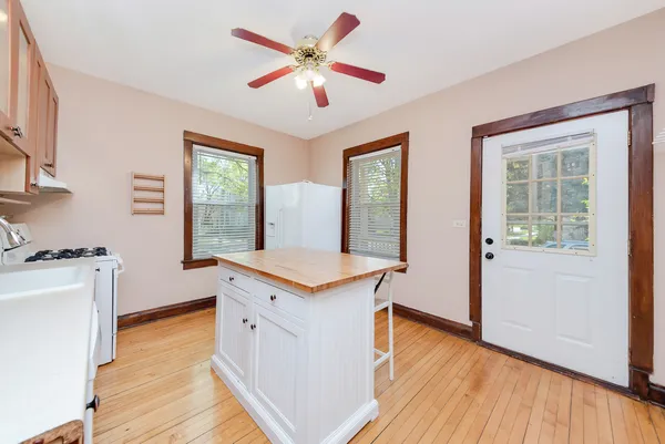 $2,300 | 426 North La Grange Road, Unit 1, La Grange Park, IL 60526