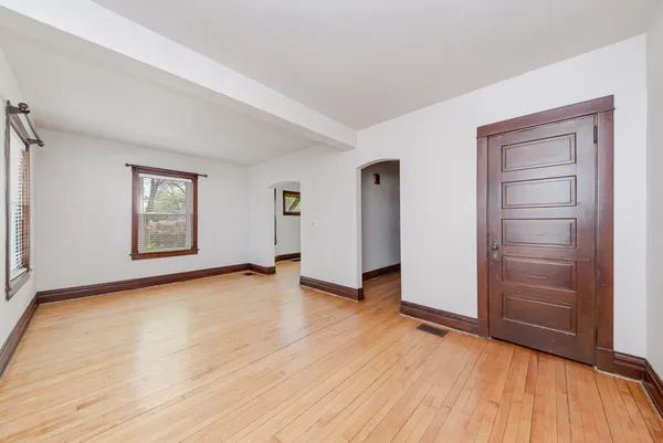 $2,300 | 426 North La Grange Road, Unit 1, La Grange Park, IL 60526