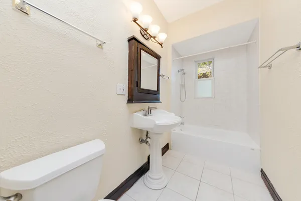 $2,300 | 426 North La Grange Road, Unit 1, La Grange Park, IL 60526
