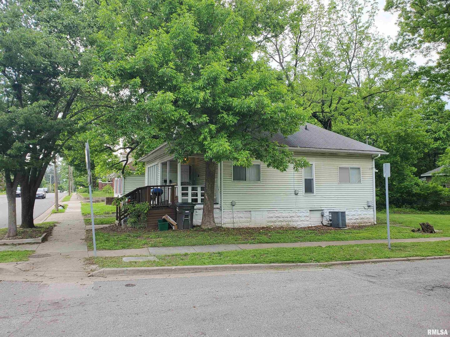 800 West Walnut Street Carbondale, IL 62901 - Photo 2 of 2 a view of a house with a yard