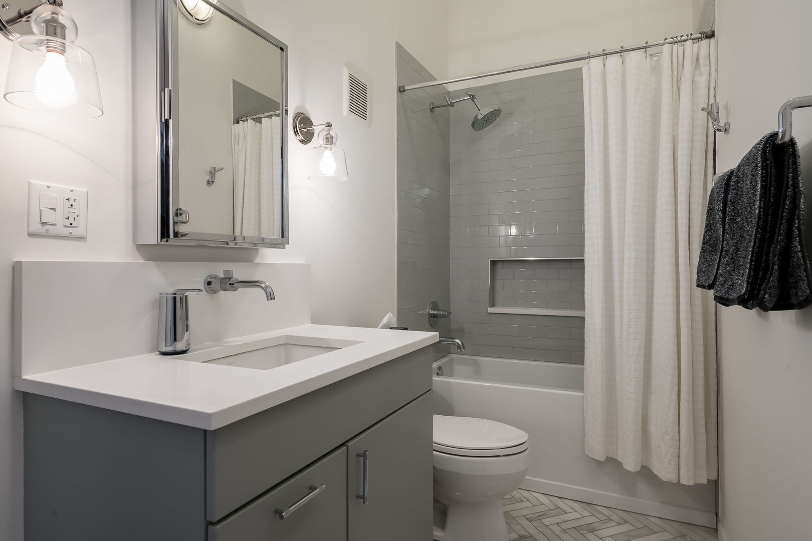 Undisclosed Address Chicago, IL 60607 - Photo 6 of 23