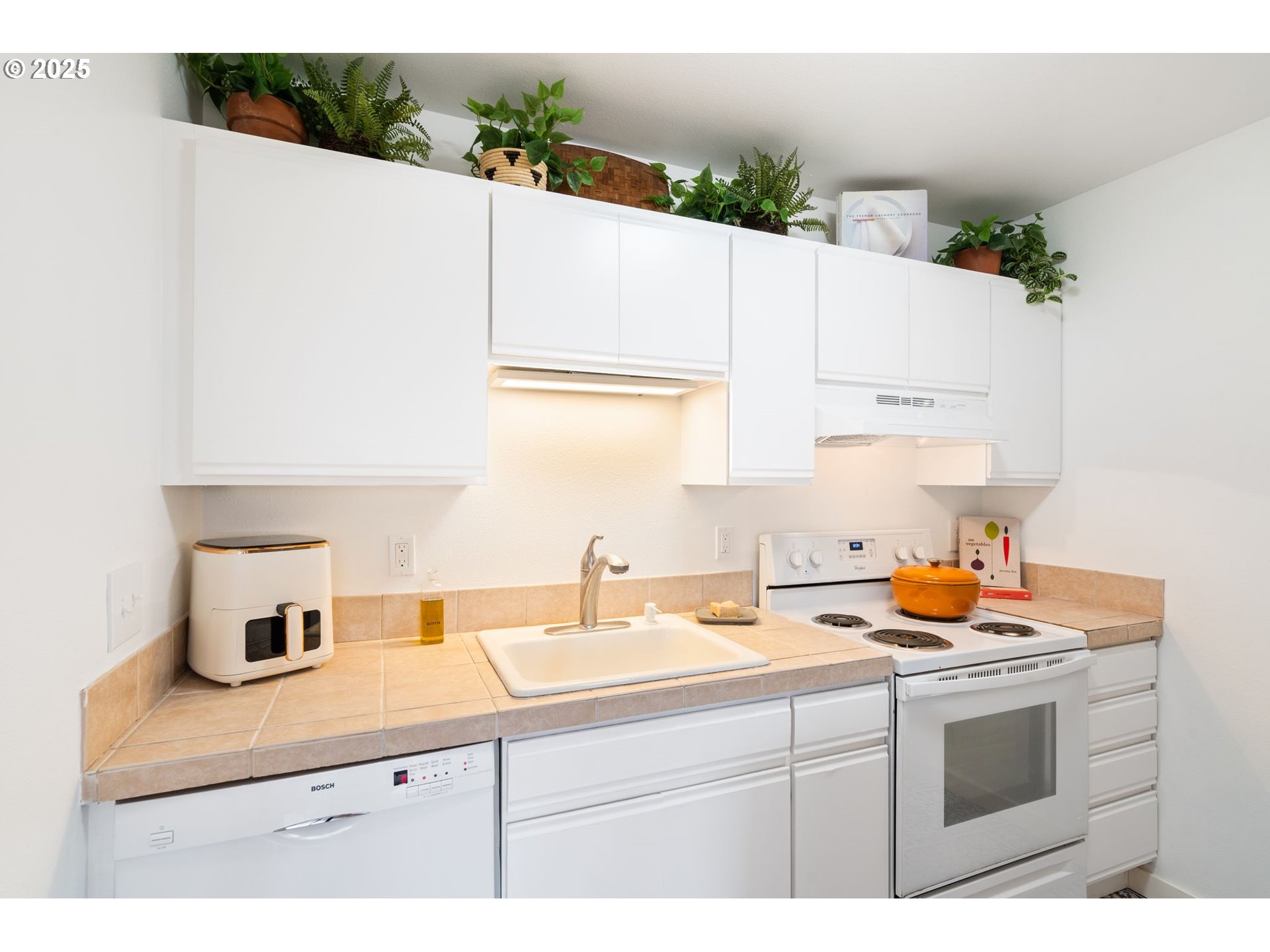7504 Southwest Barnes Road Portland, OR 97225 - Photo 11 of 29 Gallery Image 11