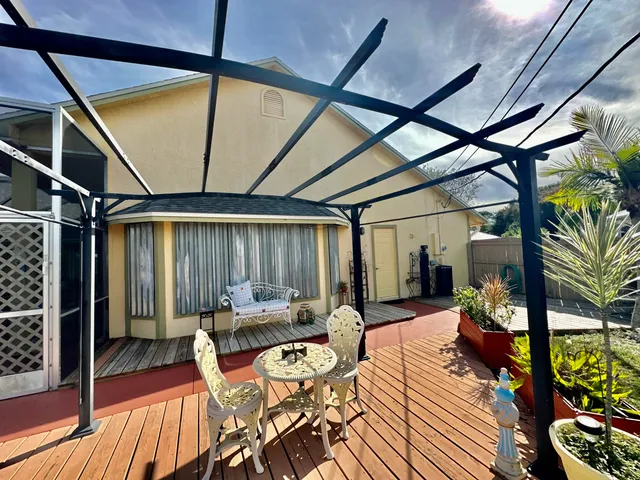 a view of a house with a backyard