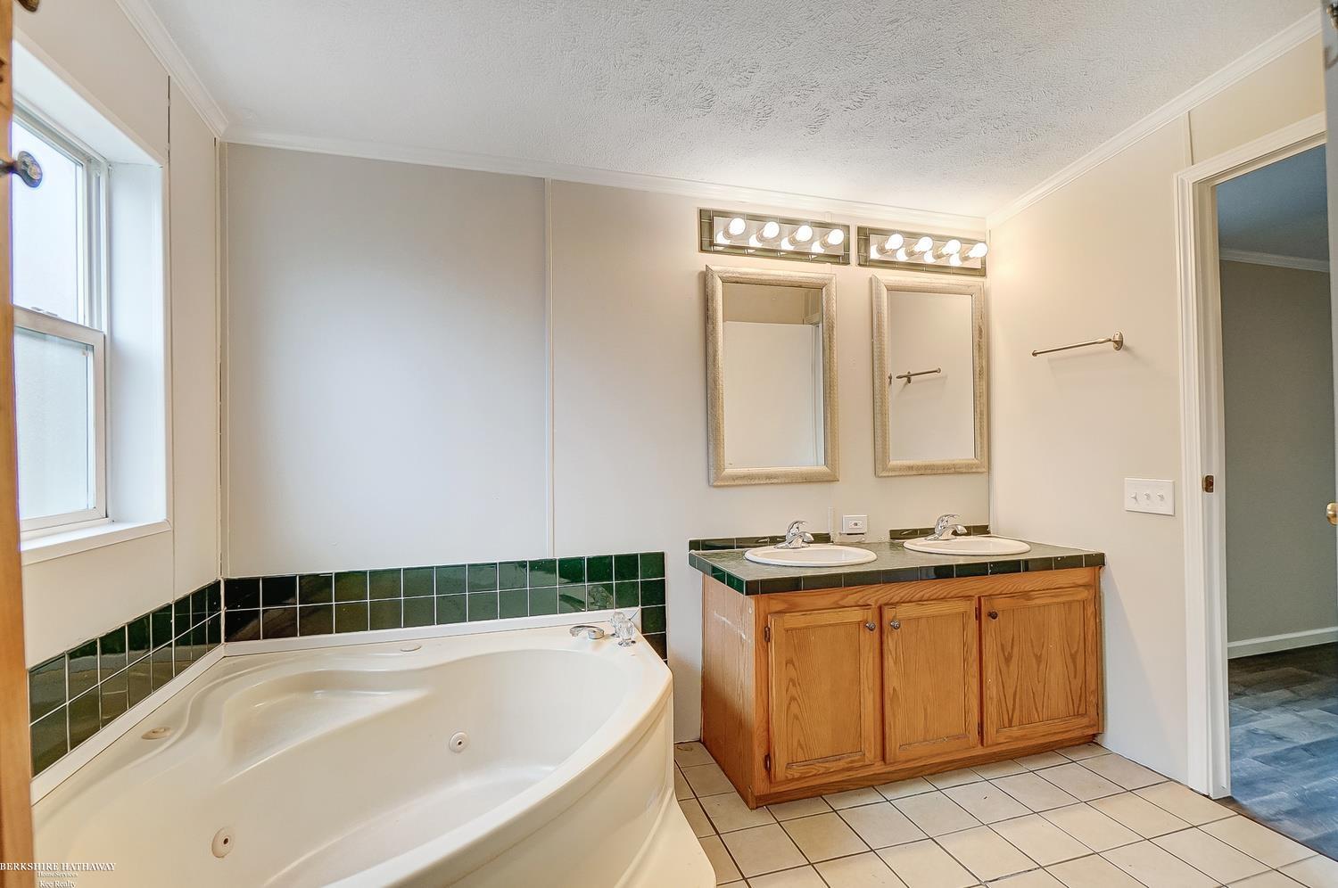 43231 Willow Road New Boston, MI 48164 - Photo 23 of 36 50102744-22.JPG