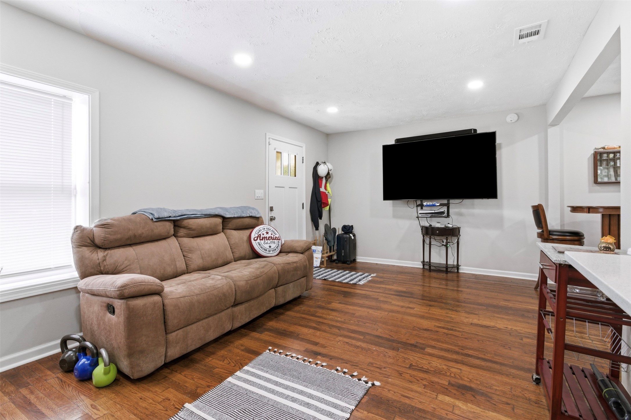 306 Center Street Pasadena, TX 77506 - Photo 5 of 31 a living room with furniture and a flat screen tv