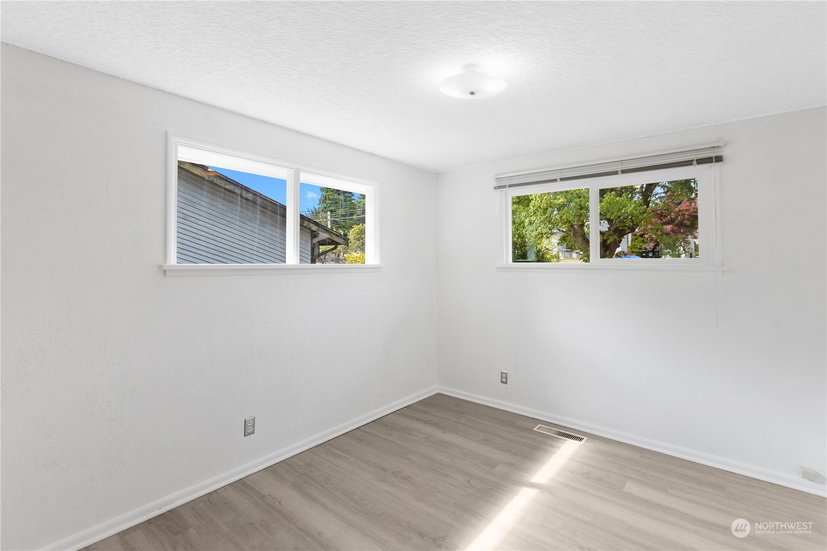 6215 Rockefeller Avenue Everett, WA 98203 - Photo 23 of 36 an empty room with a window