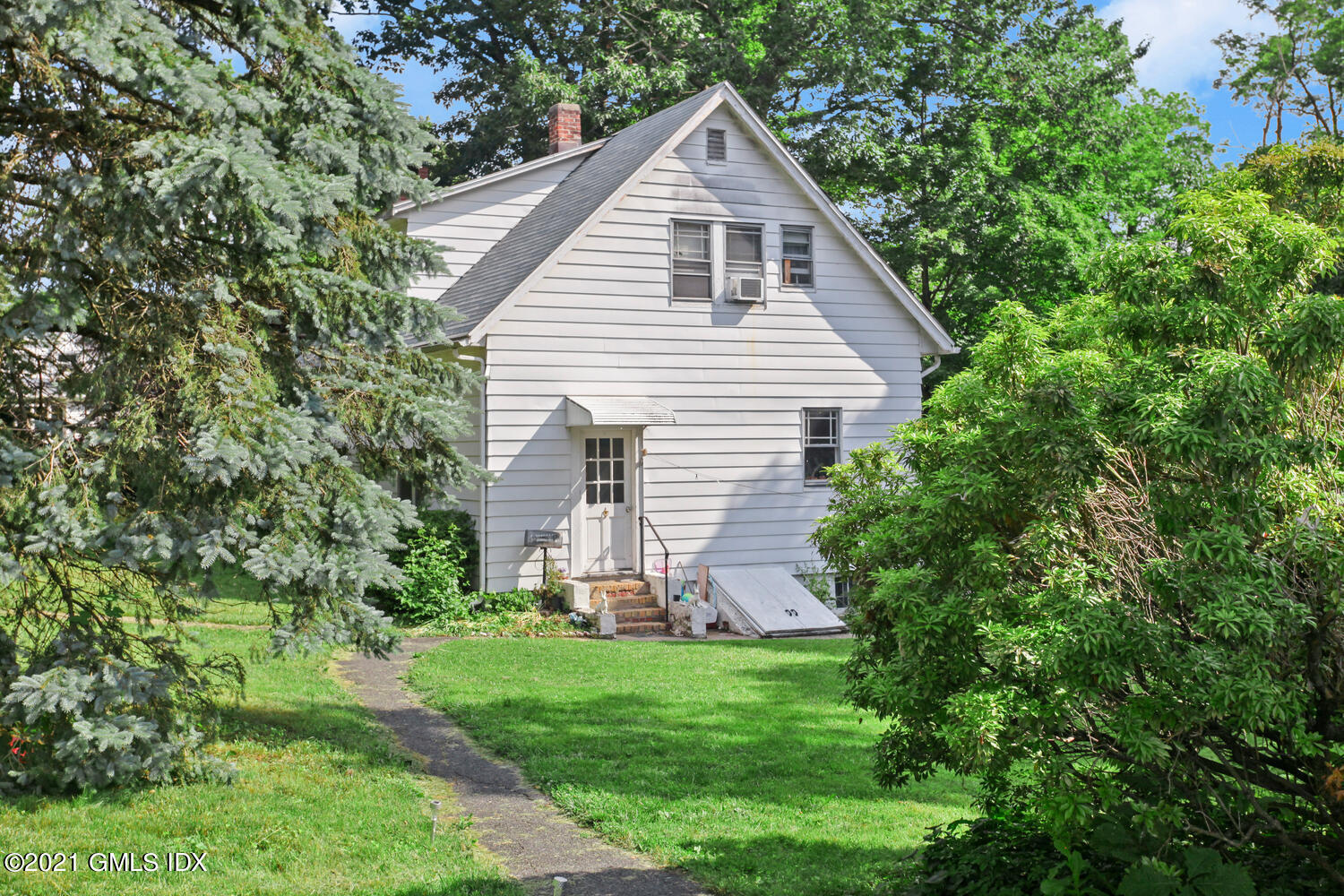 128 Halstead Avenue Greenwich, CT 06831 - Photo 4 of 11 a view of a backyard with plants and large tree