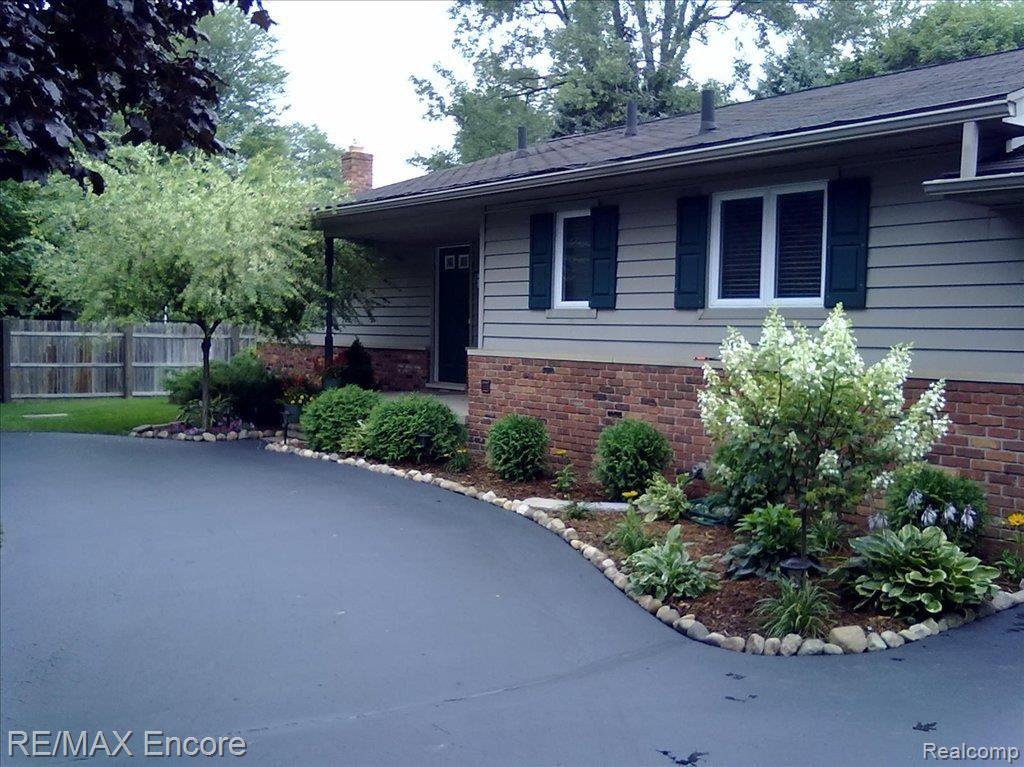 9180 Sashabaw Road Clarkston, MI 48348 - Photo 2 of 25 Circular Driveway