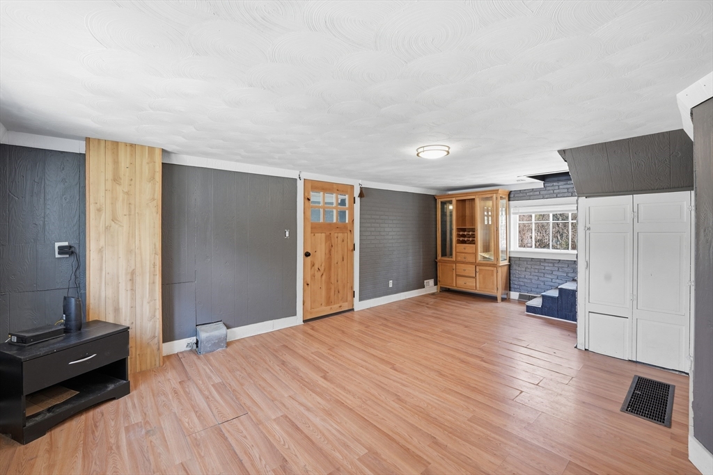 5 Torrey Street Easthampton, MA 01027 - Photo 5 of 36