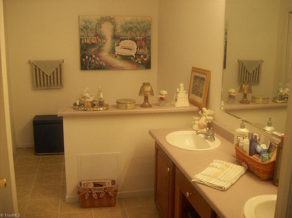 168 Reece Road Winston-Salem, NC 27107 - Photo 14 of 23 Large master bath with dual vanities, garden tub, separate shower and linen closet.