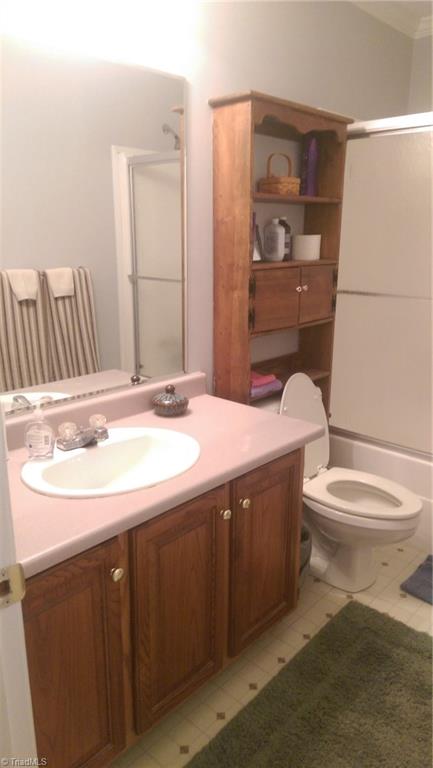 168 Reece Road Winston-Salem, NC 27107 - Photo 19 of 23 Hall bath