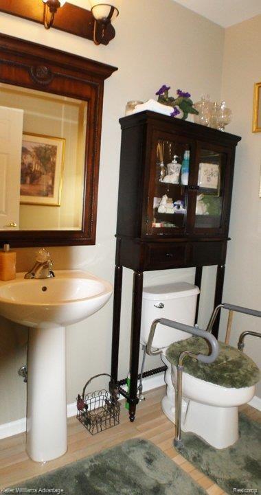 46836 Wareham Canton, MI 48187 - Photo 22 of 25 Bathroom.jpg