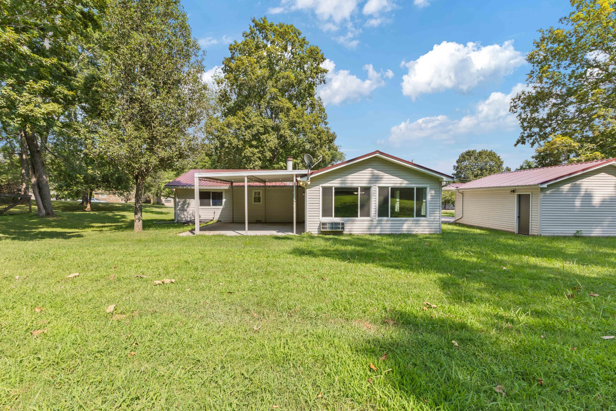 2306 Raspberry Lane Lebanon, TN 37087 - Photo 8 of 100 a front view of a house with a garden