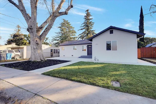 a view of a house with backyard and garden