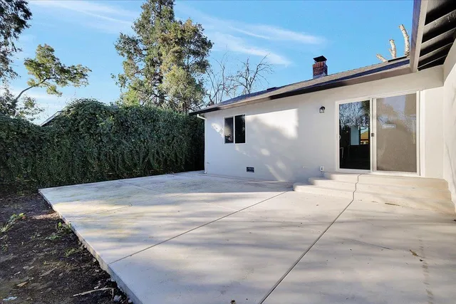 a view of a house with a backyard