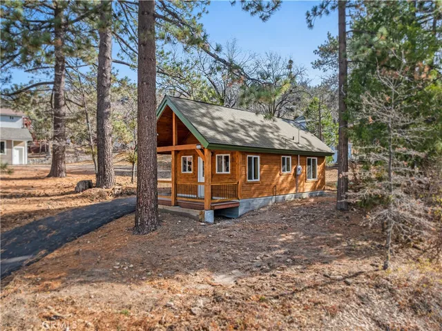 a wooden bench sitting in front of a house