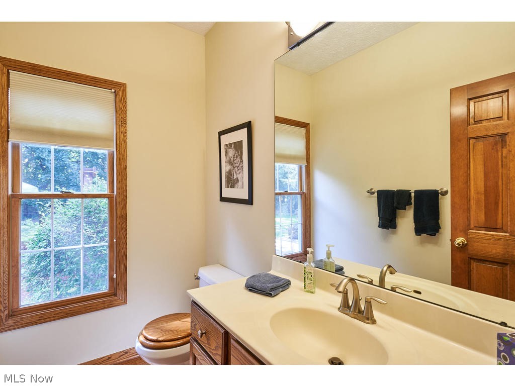 2460 Shadow Ridge Lane Fairlawn, OH 44333 - Photo 15 of 29 Guest bath located off the back hall on the first floor