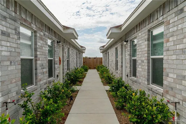 a view of a pathway with house on both side