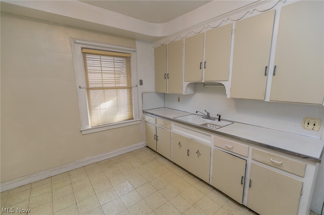 3686 Lindholm Road Cleveland, OH 44120 - Photo 12 of 24