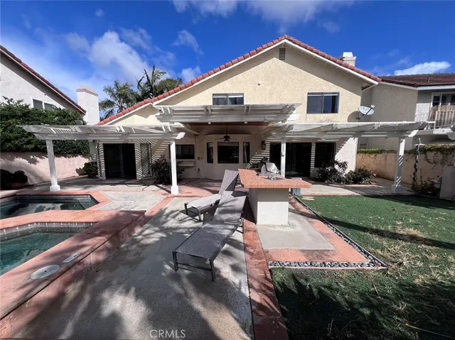 a view of a yard in front of house