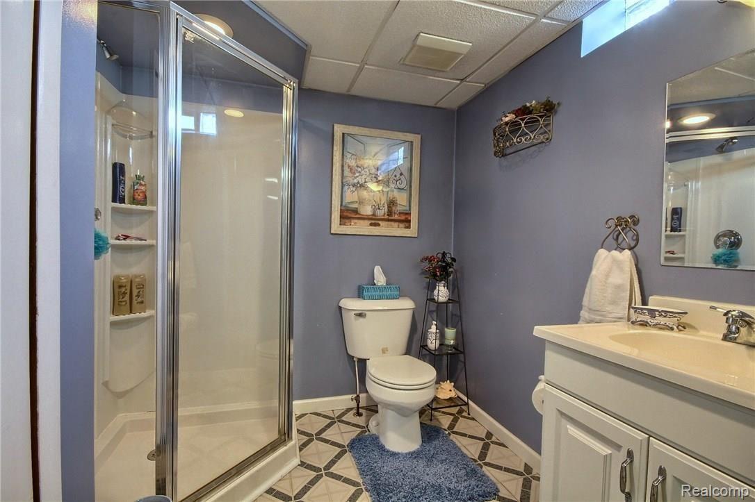 15760 Selwyn Road Southgate, MI 48195 - Photo 23 of 31 Finished Lower Level Bathroom.jpg