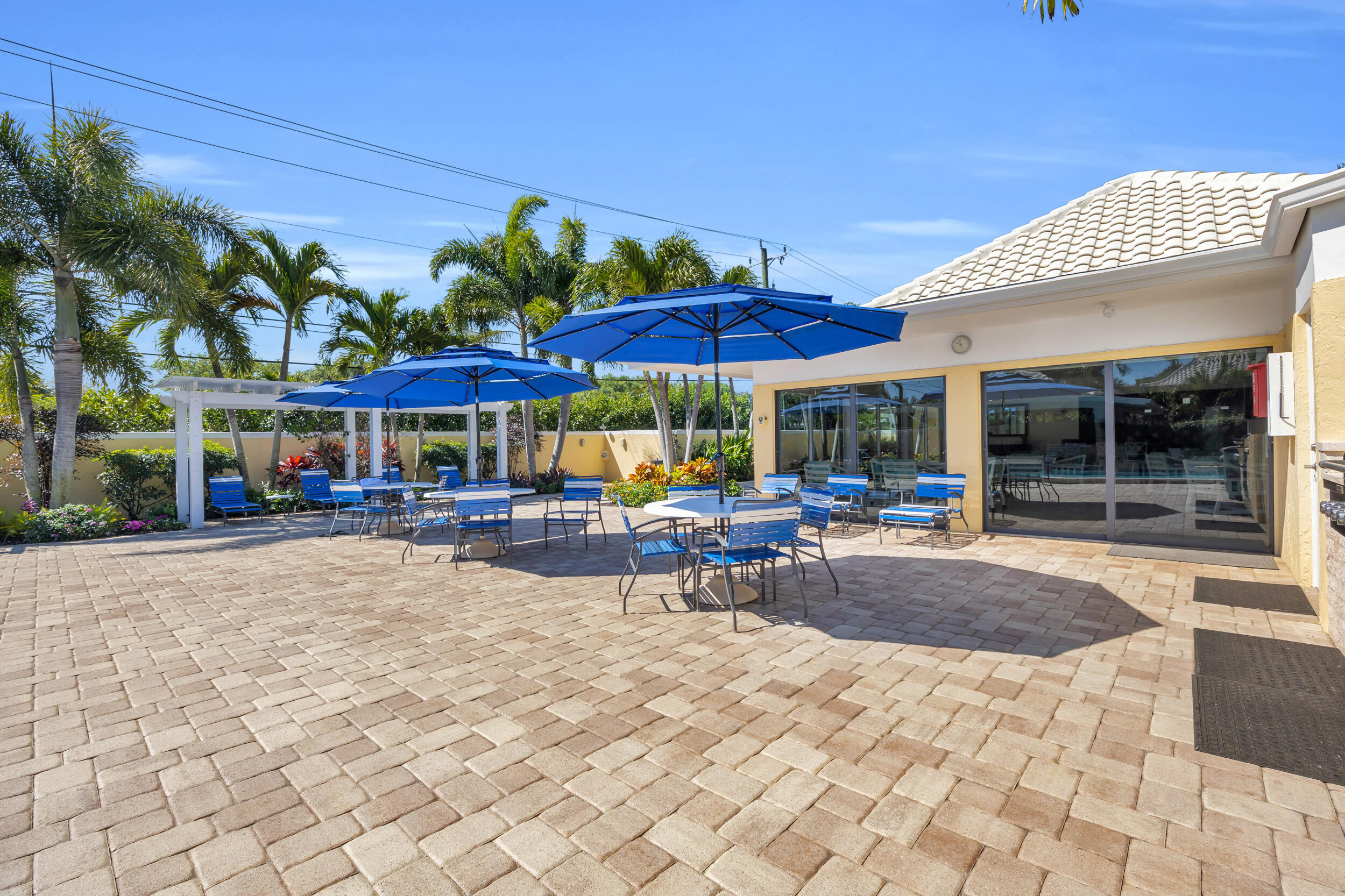 8 Southeast Turtle Creek Drive, Unit D Jupiter, FL 33469 - Photo 31 of 33 a view of a cafe with sitting area