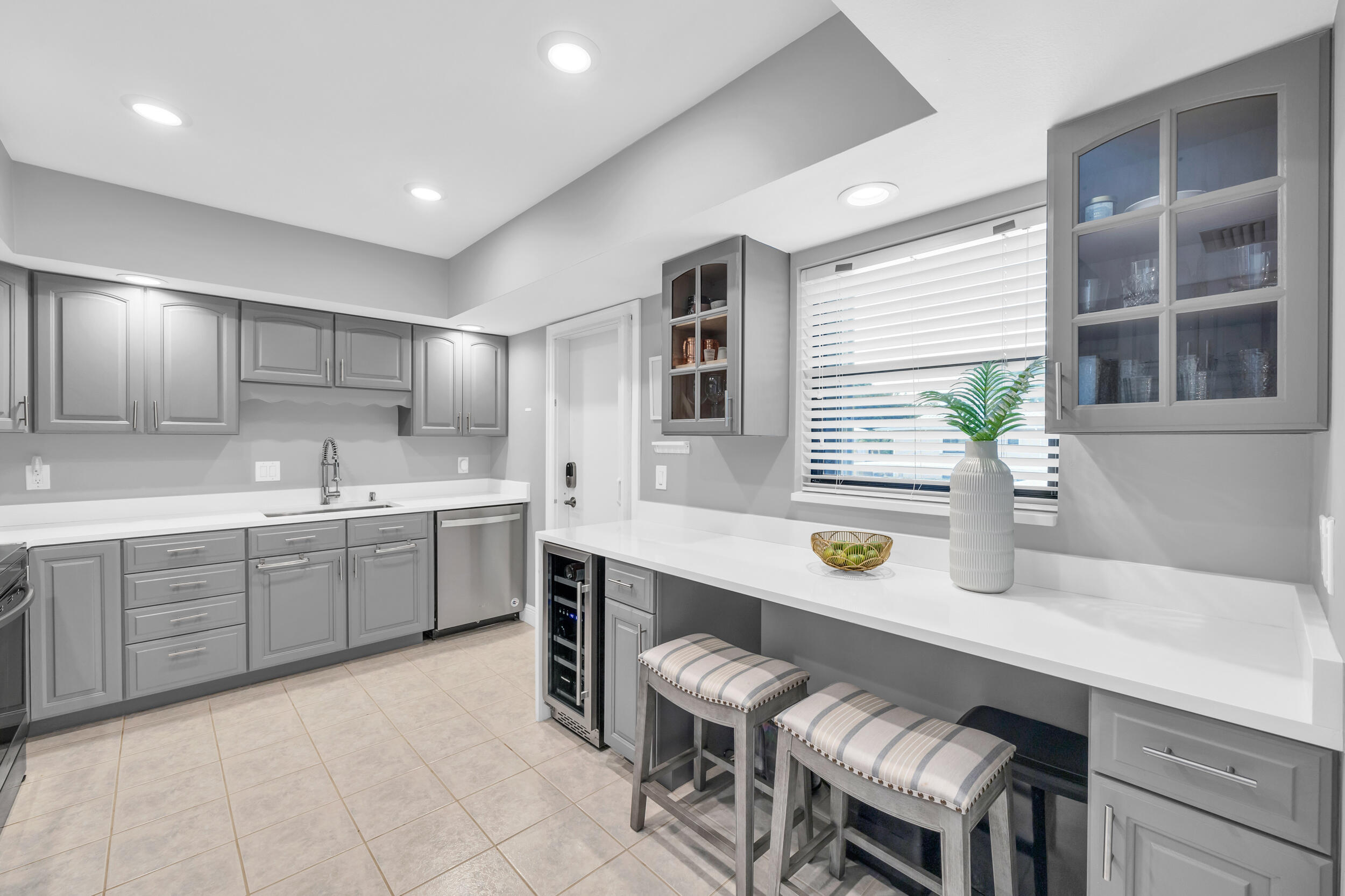 8 Southeast Turtle Creek Drive, Unit D Jupiter, FL 33469 - Photo 9 of 33 a kitchen with a sink and chairs