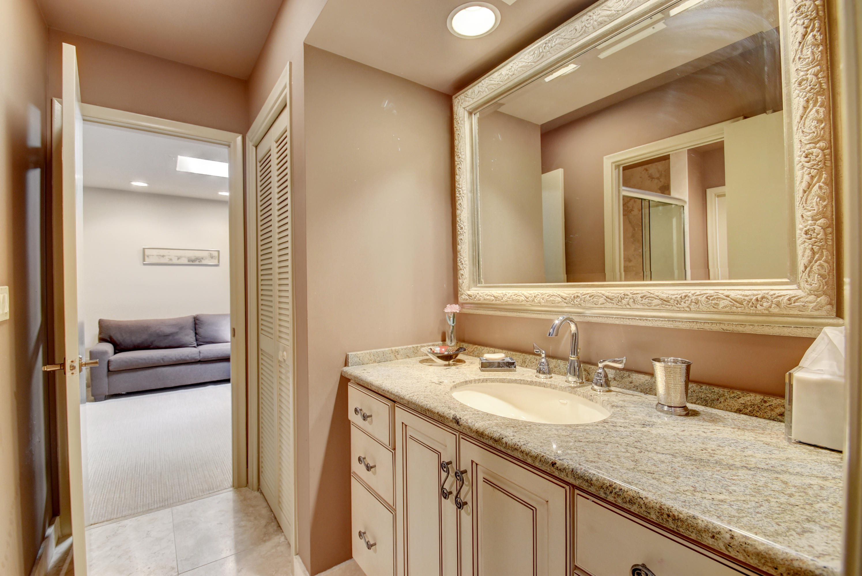 20583 Linksview Circle Boca Raton, FL 33434 - Photo 25 of 31 Guest Bath