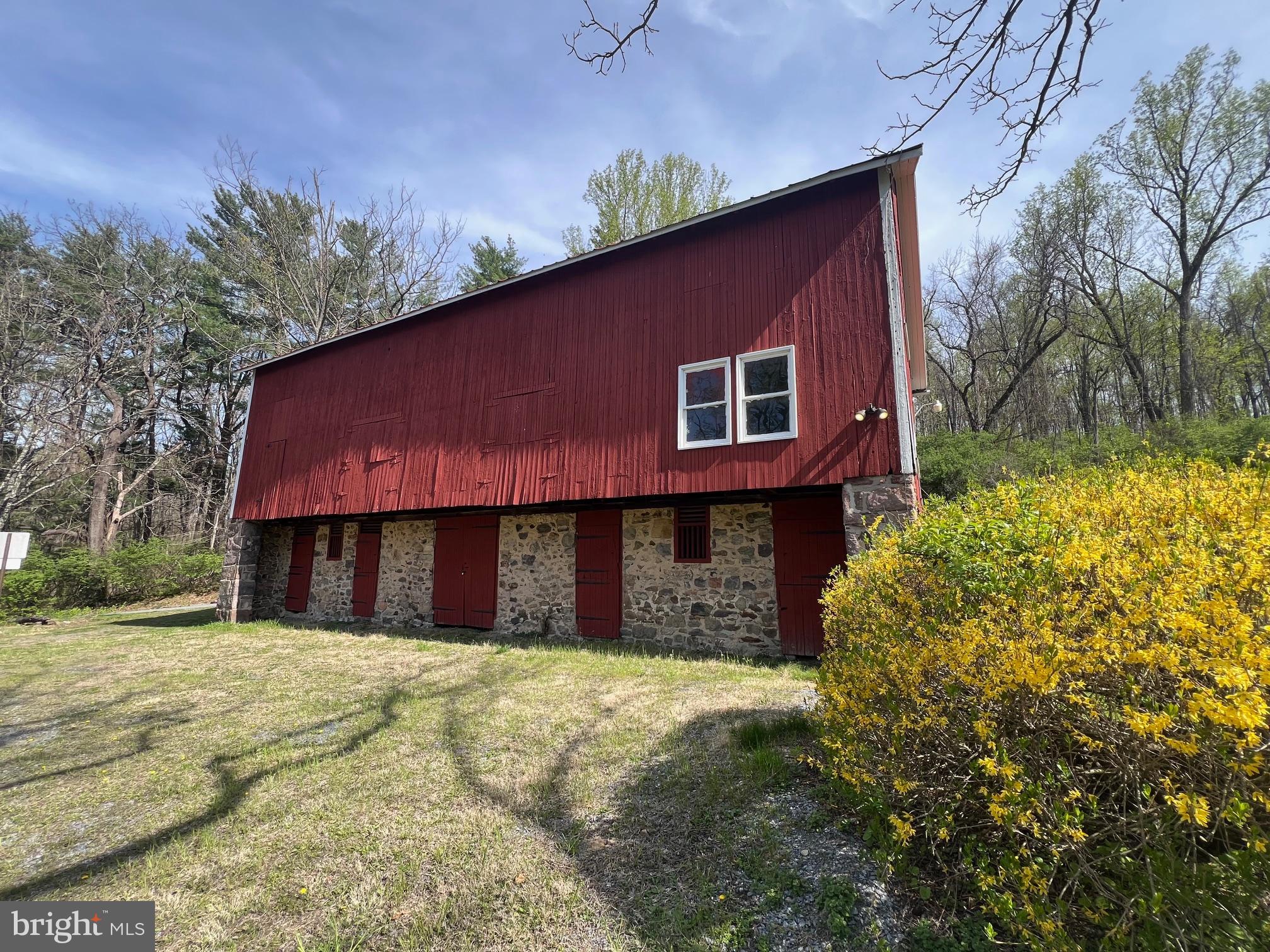 98 Fox Road Fleetwood, PA 19522 - Photo 4 of 28 Gallery Image 4