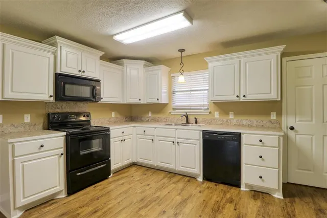 $650,000 | 3915 Common Street, Lake Charles, LA 70607