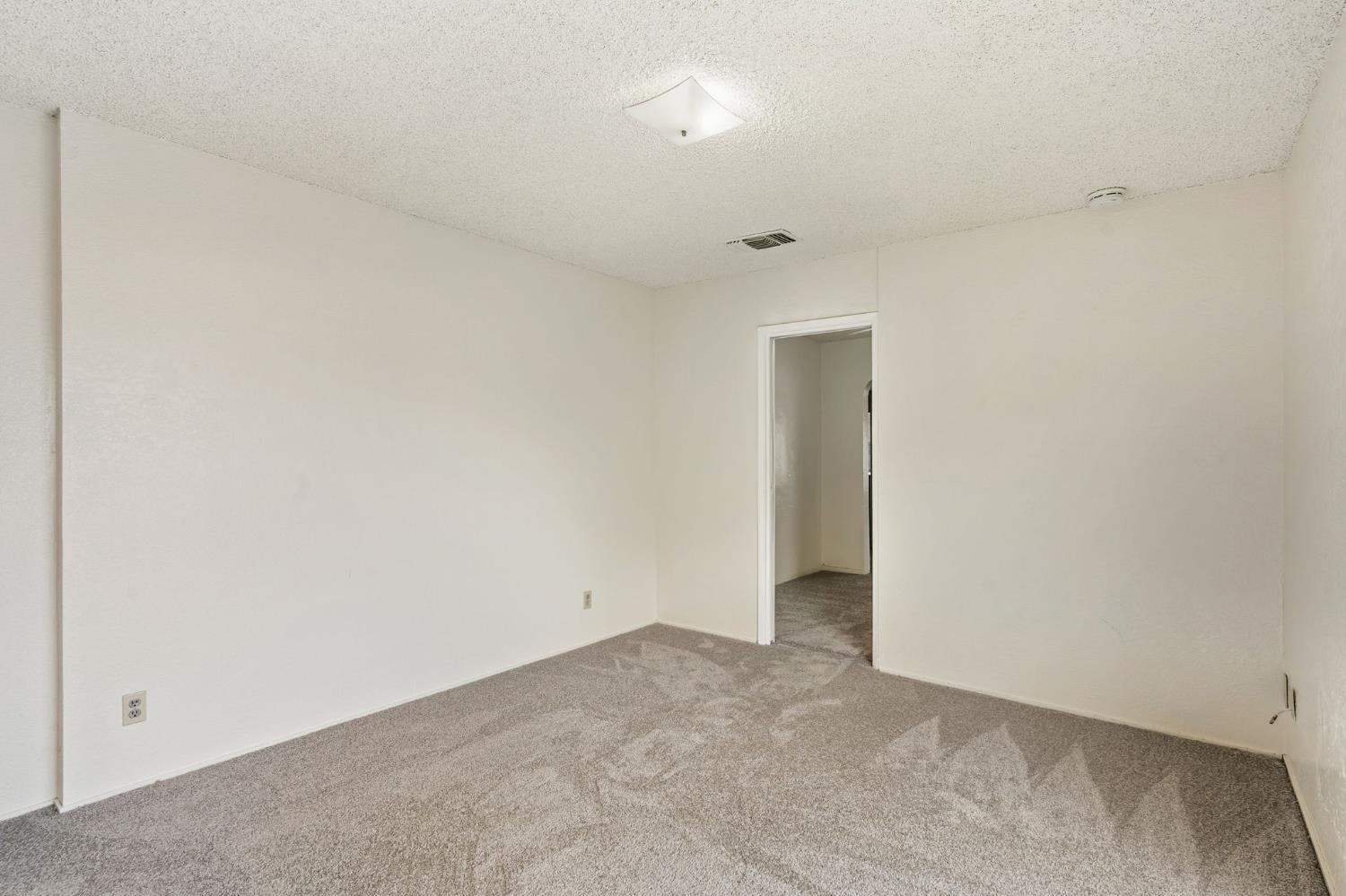 4540 Summit Way Sacramento, CA 95820 - Photo 13 of 22