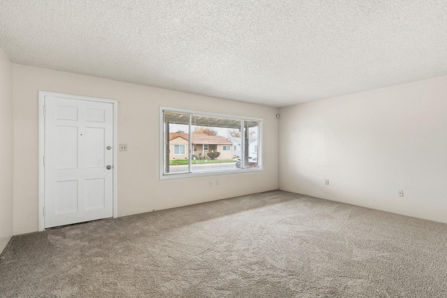 4540 Summit Way Sacramento, CA 95820 - Photo 4 of 22