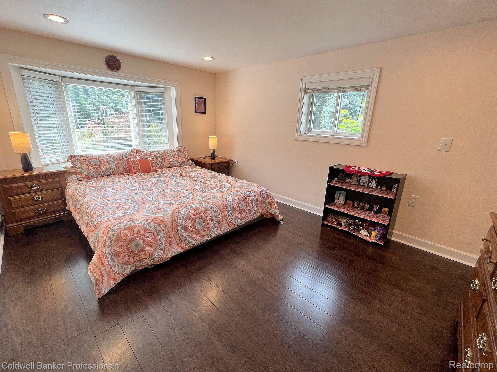 2344 Oklahoma Court Rochester, MI 48309 - Photo 11 of 40 Entry Level Primary Bedroom with Bay Window and He