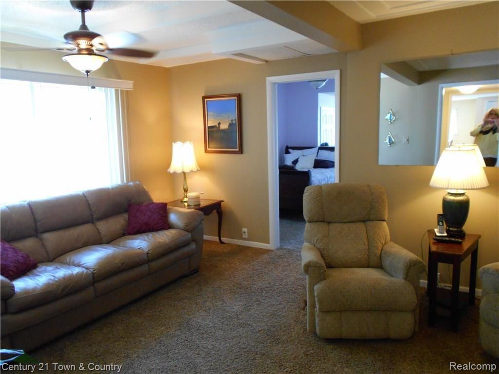 3210 Lexington Road Waterford, MI 48328 - Photo 10 of 39 Great Room with lots of natural light