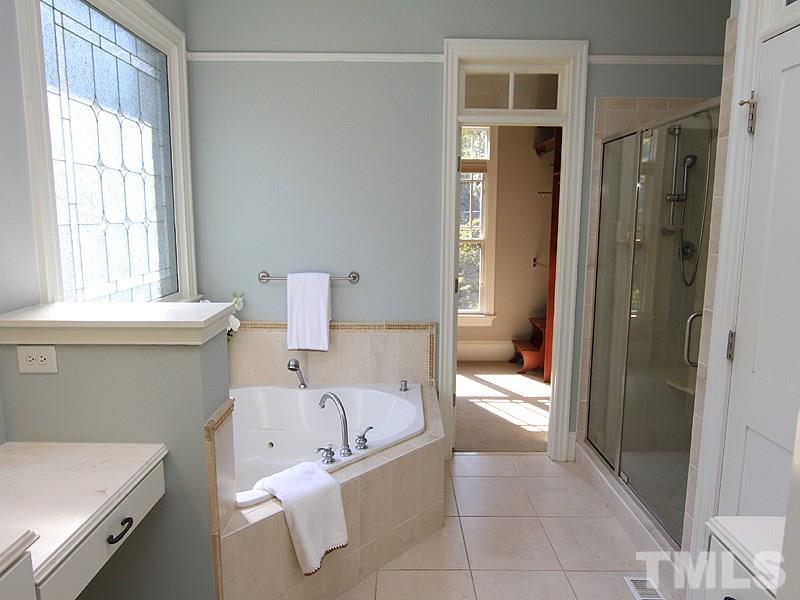 1405 Jarvis Street Raleigh, NC 27608 - Photo 14 of 25 a bathroom with a bathtub sink and toilet