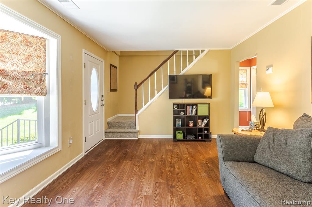 1050 Larson Court Rochester Hills, MI 48307 - Photo 3 of 34