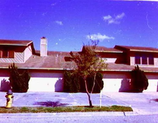 a view of entryway and yard