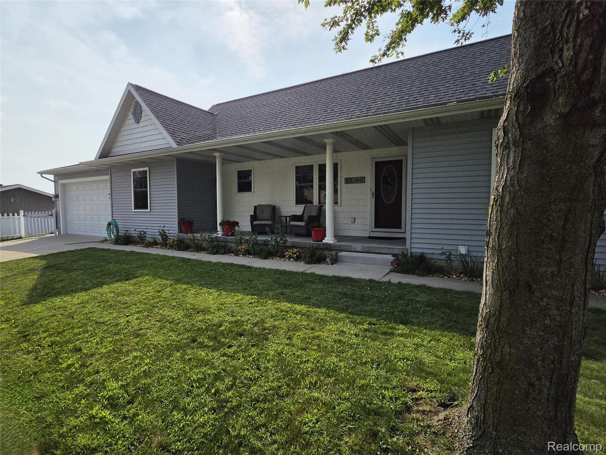 243 Ruddiman Drive Muskegon, MI 49445 - Photo 2 of 39 2.jpg