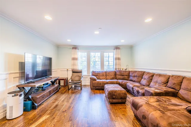 $2,350,000 | 45-15 Browvale Lane | Little Neck