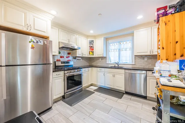 $2,350,000 | 45-15 Browvale Lane | Little Neck