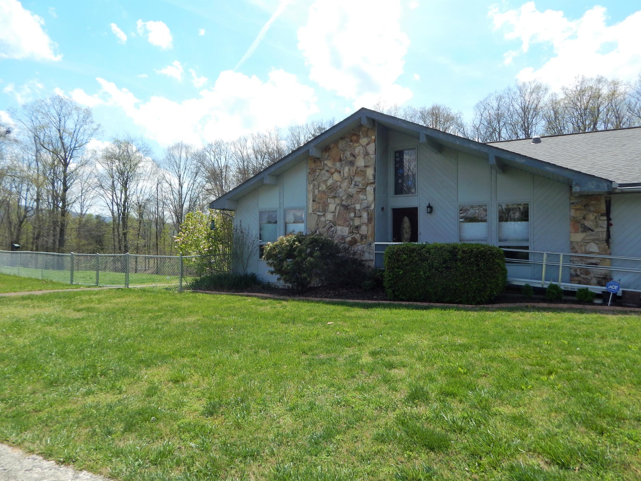 310 Houston Road Crossville, TN 38555 - Photo 4 of 40 a house view with a garden space