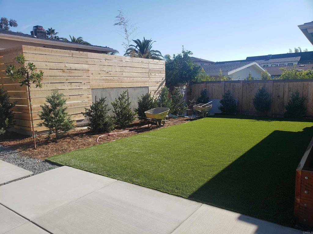 804-814 Clark Avenue Encinitas, CA 92024 - Photo 32 of 50 814-Yard/Patio