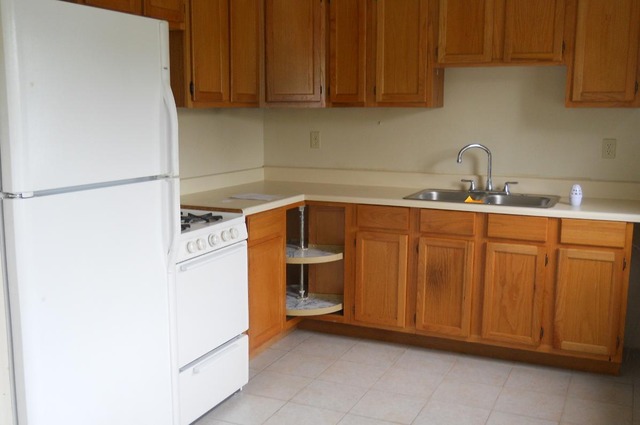 1290 Post Road Aurora, IL 60506 - Photo 5 of 7 a utility room with dryer and washer