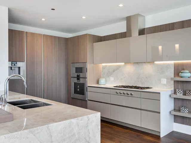 $1,669,248 | 363 East Wacker Drive, Unit 2304, Chicago, IL 60601