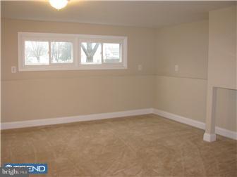 28 Matthews Road Newark, DE 19713 - Photo 5 of 12 Family Room