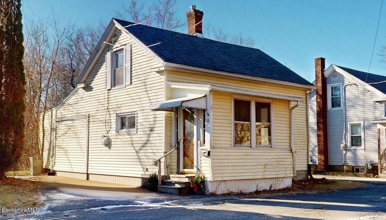 a view of a house with a yard