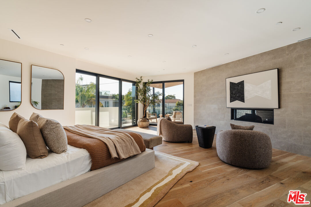 726 Howard Street Marina del Rey, CA 90292 - Photo 29 of 47 a large bedroom with a large bed and a large window